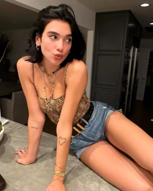 Dua lipa Short Hair >>