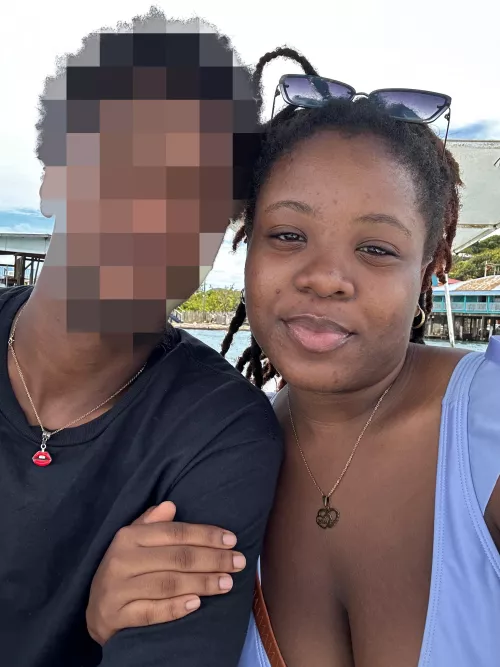 Enjoy a beautiful beach day with alpha while you work hard to fund our days out together😍get to sending cuck these bills won’t get paid them self🫵🏾