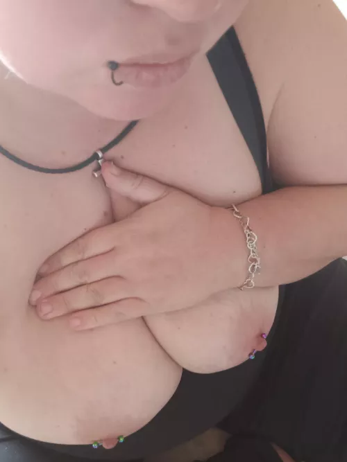[f] Bored on this Sunday afternoon with my tit's out
