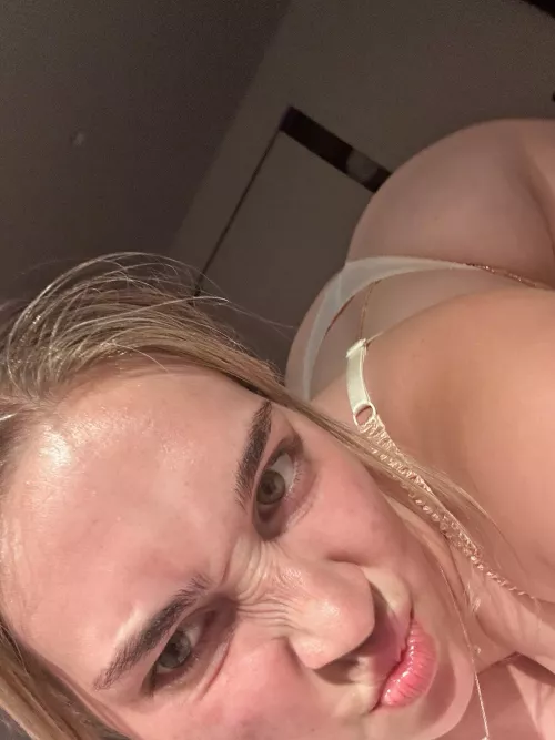 [F]4[M] Feeling betrayed and heartbroken by my ex. Looking for a little distraction to help me forget tonight 