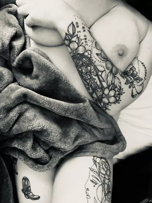 Feeling extra feminine and sexy tonight 🖤