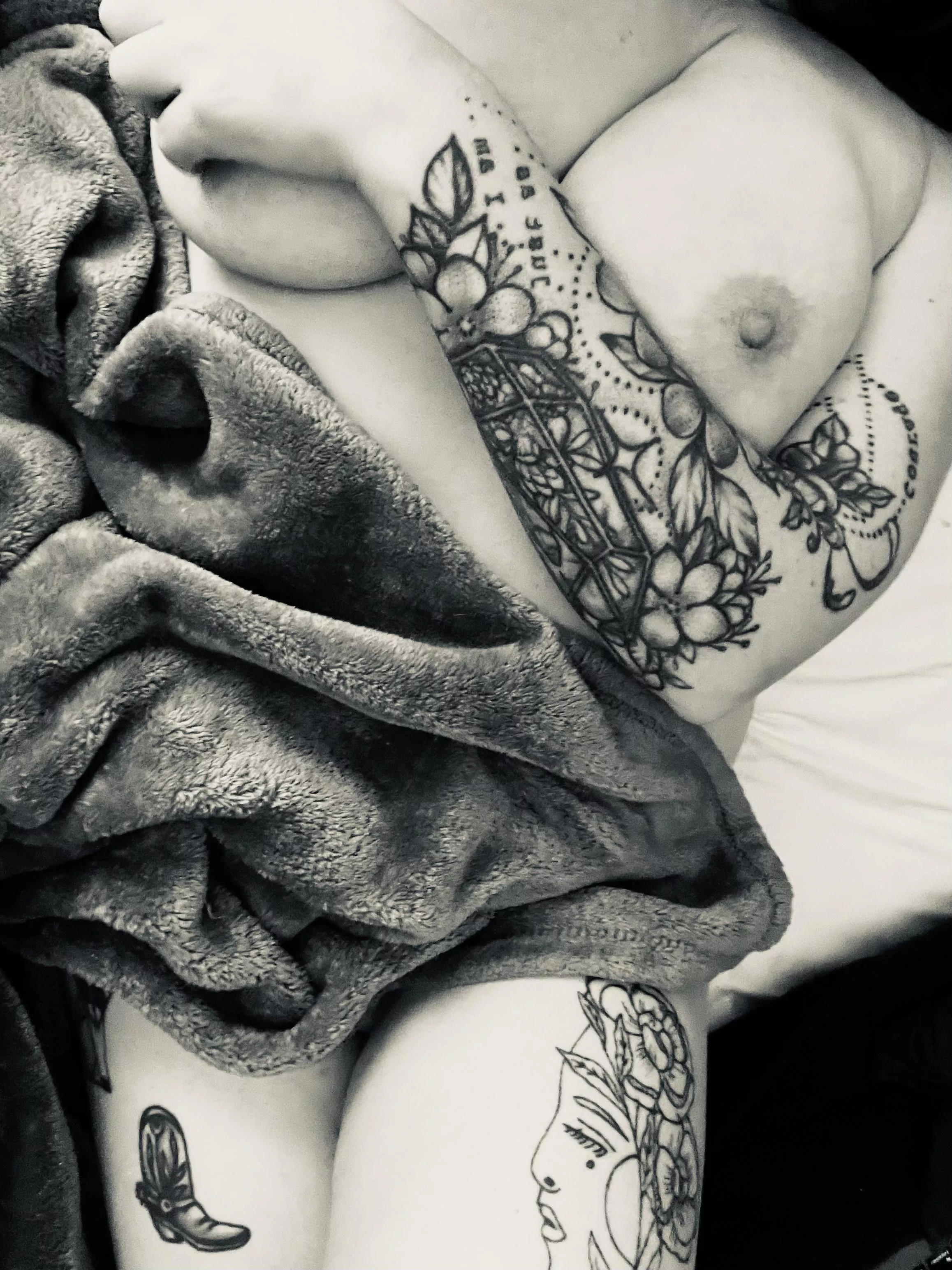 Feeling extra feminine and sexy tonight 🖤