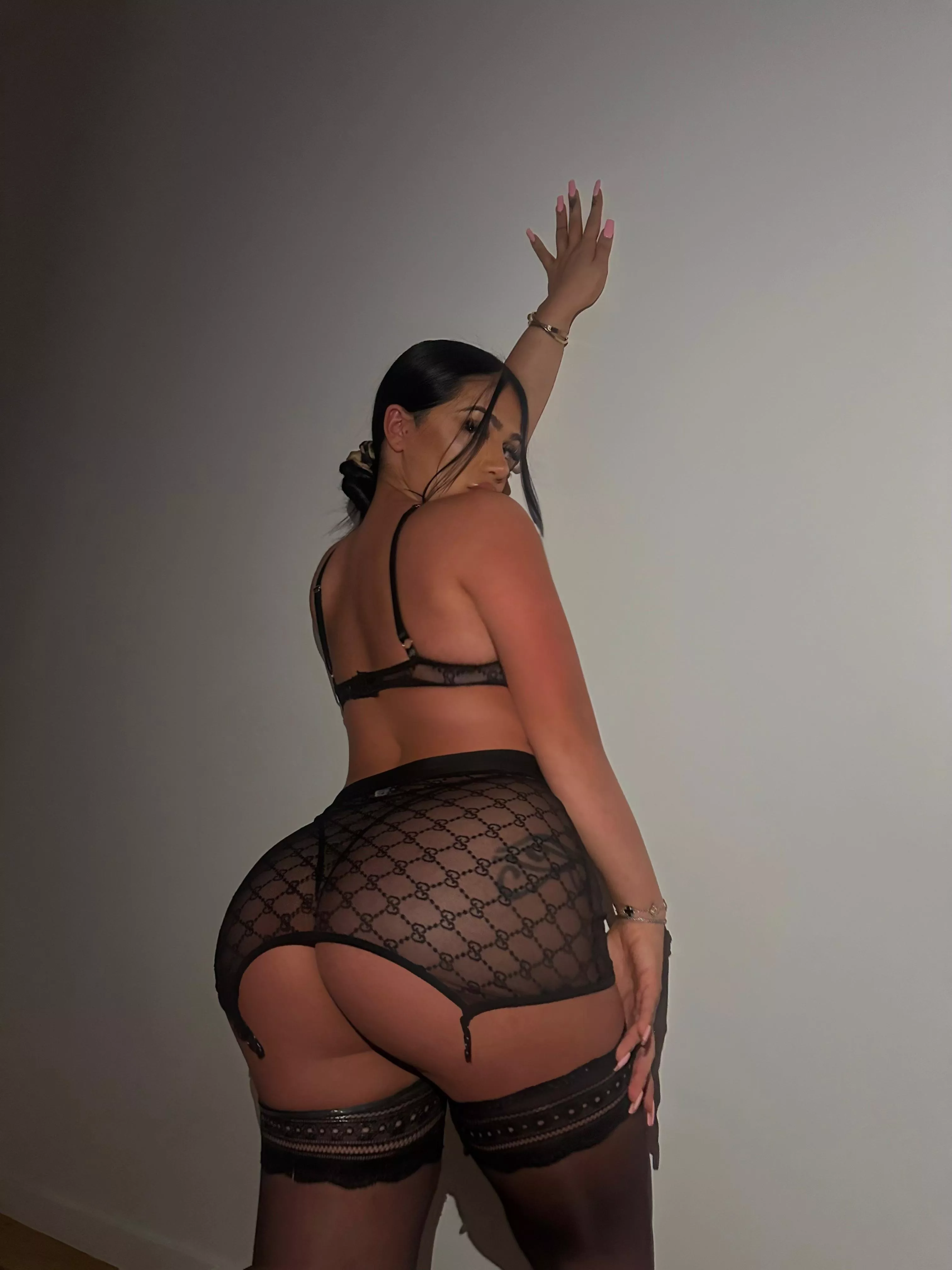 First date, do you kiss me or just lick my ass for an hour?