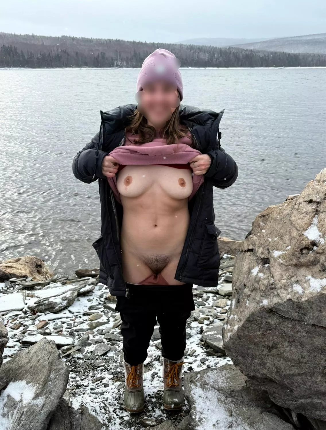 Flashing my hard nips ❄️