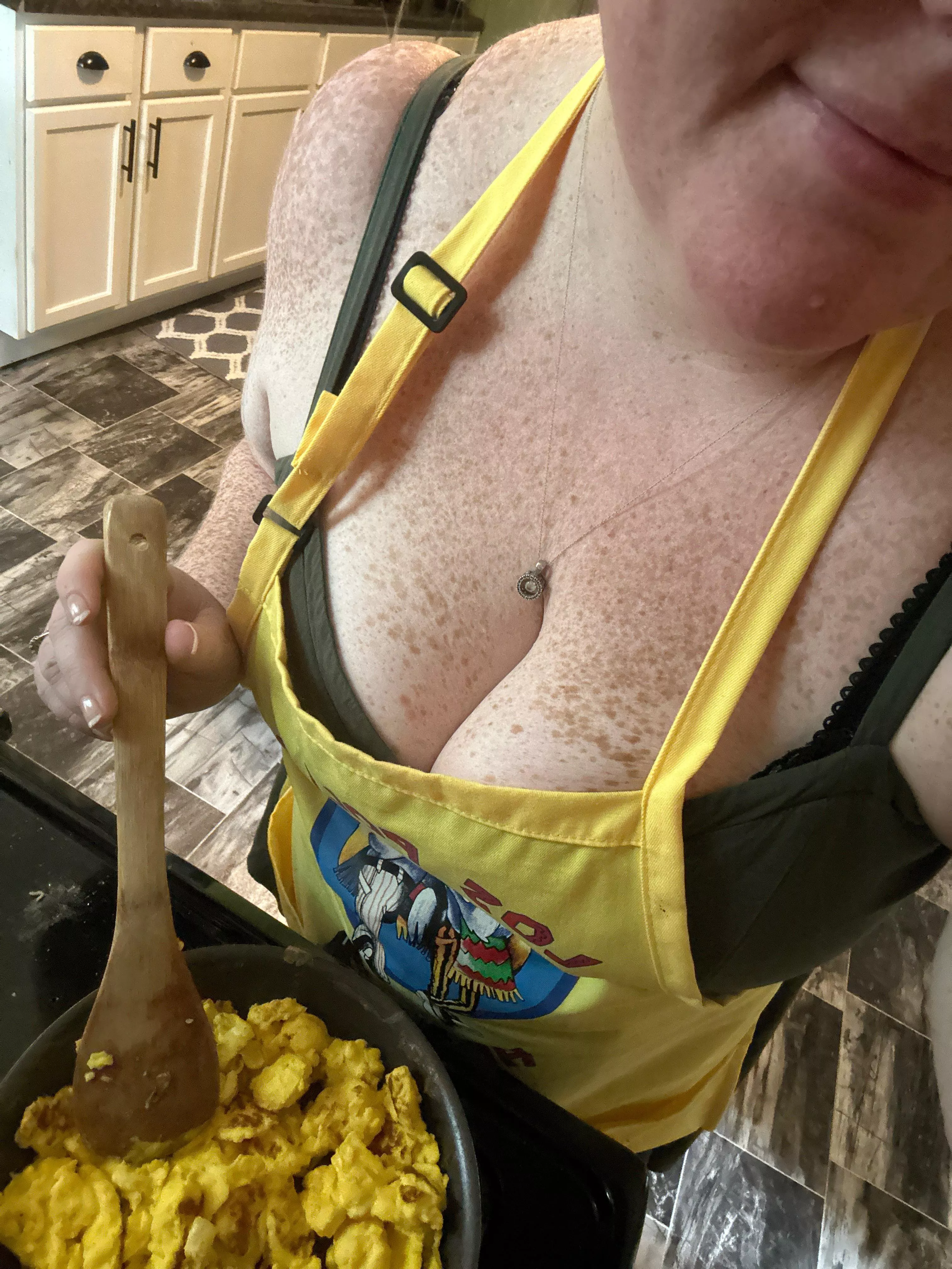 Get those buns in the oven, whip up something yummy, and win a snazzy title to boot…it’s contest time! Use the “In the Kitchen” flair to post those sexy culinary inspired pics from now til Friday. A Queen 👑 AND King 👑 will be announced Satu