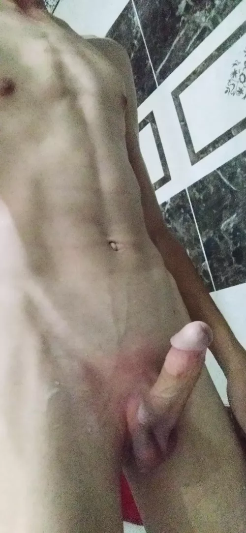 Girls, I'm going to take a shower, DM me.