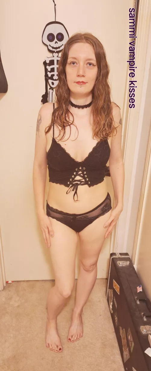 Goth mommy wants to roleplay with hunks