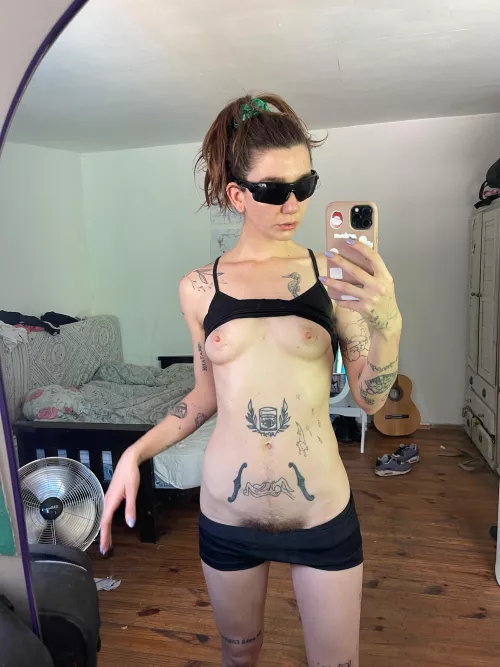 Growing my bush out cuz I love it hairy
