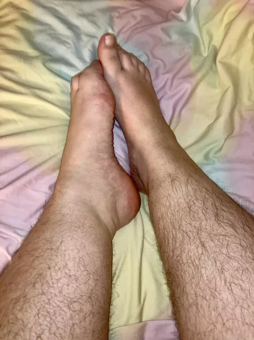 Having my toes sucked while you stroke my fuzzy legs drives me wild 🥵😈