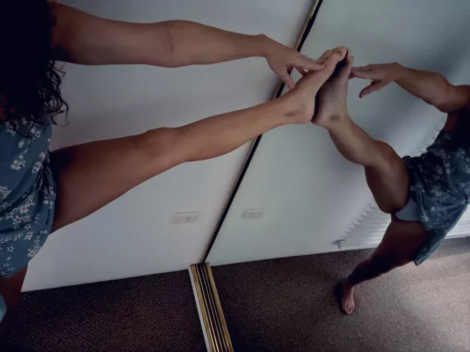 I decided the smoke idea was too risky, so went with the mirrors. Although this pose has its own risks 🤔[F]