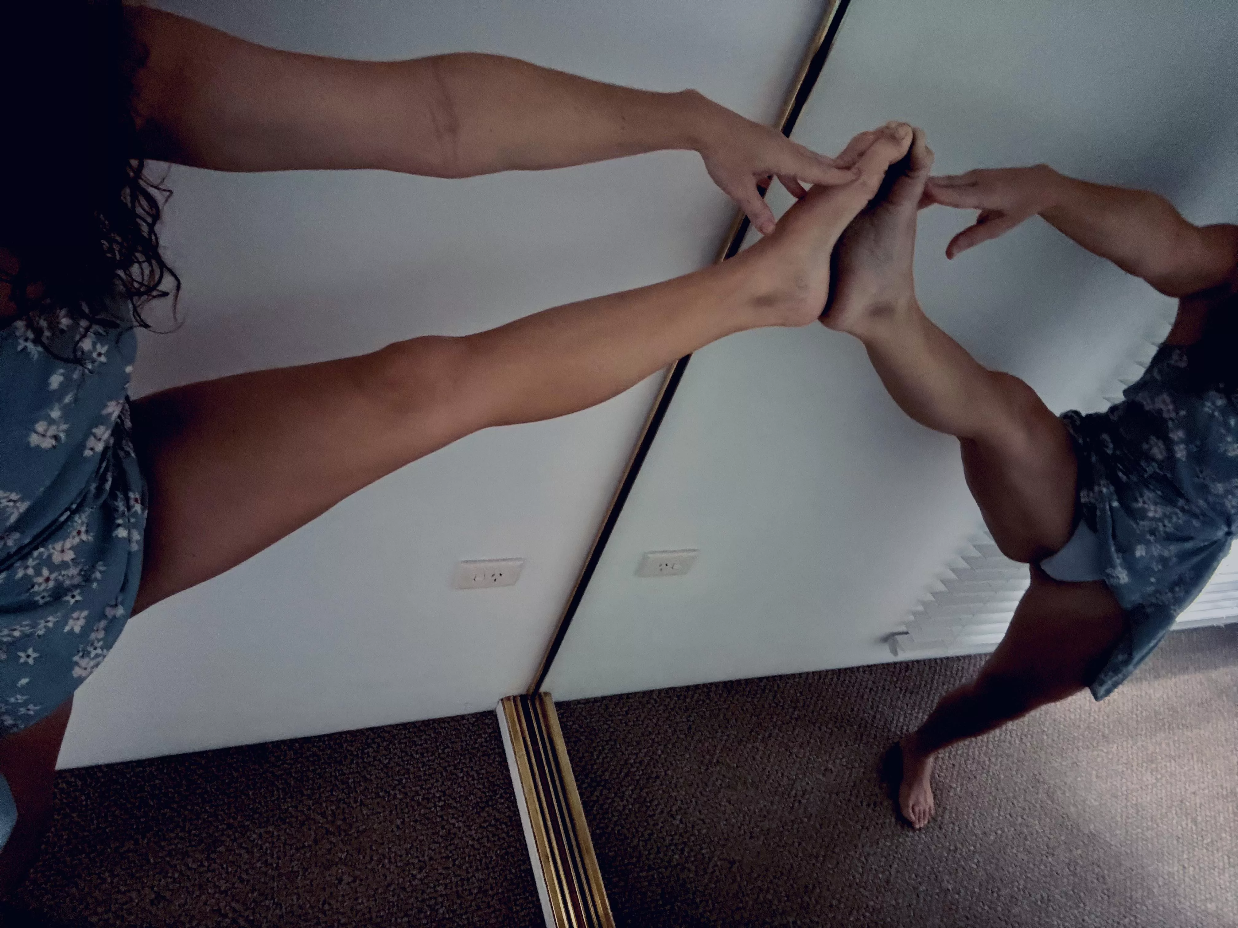 I decided the smoke idea was too risky, so went with the mirrors. Although this pose has its own risks 🤔[F]