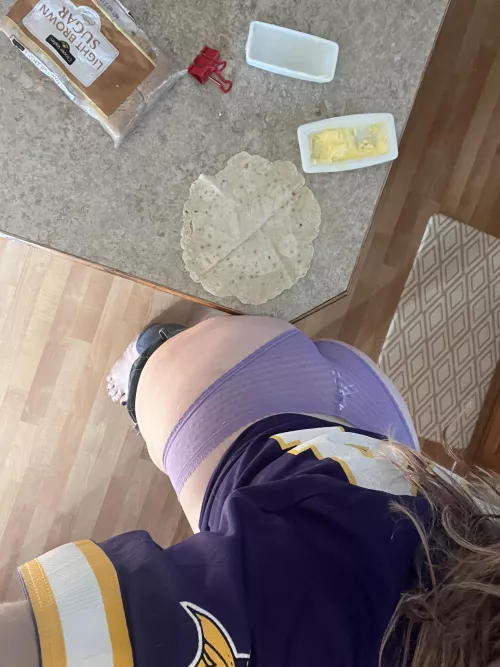 Making a game snack, want some 💜💛