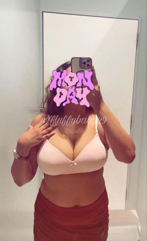 Monday pink vibes...checking if that bra suits me 