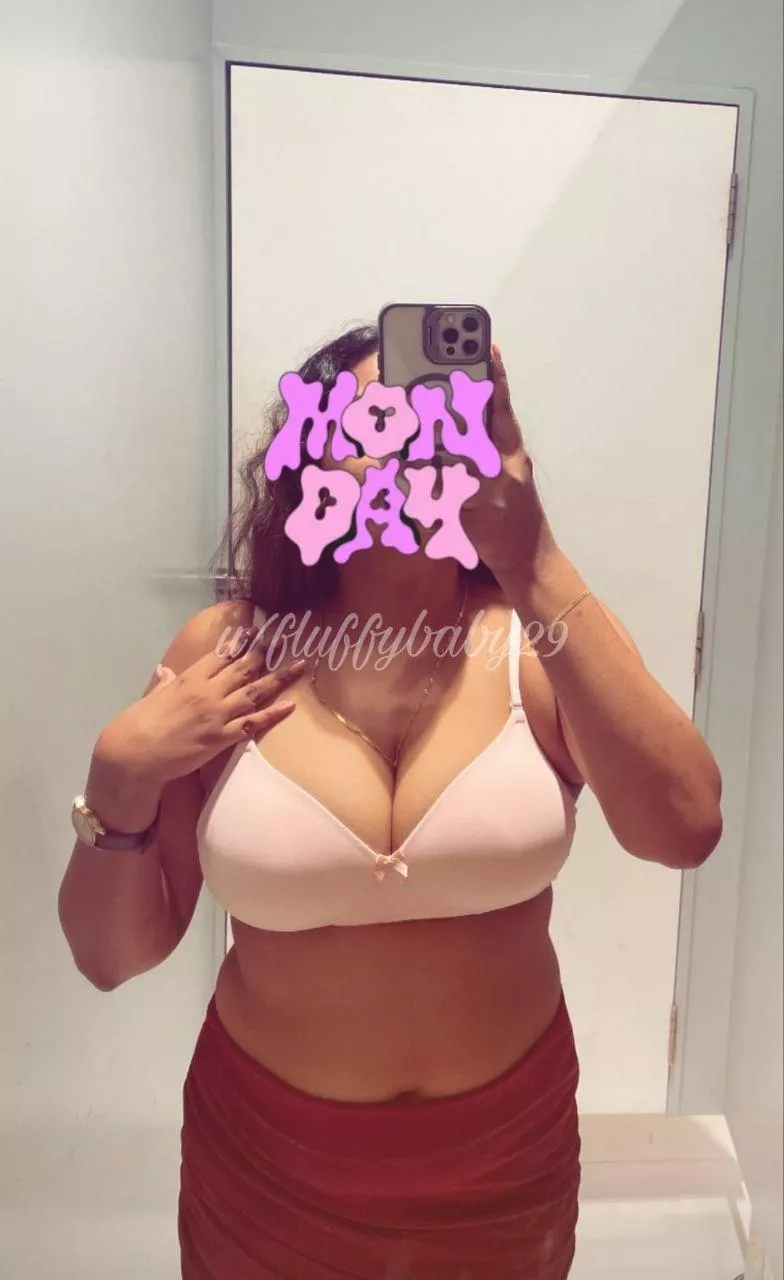 Monday pink vibes...checking if that bra suits me 