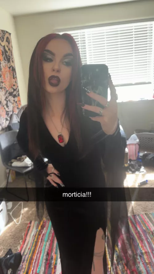Morticia 🖤 