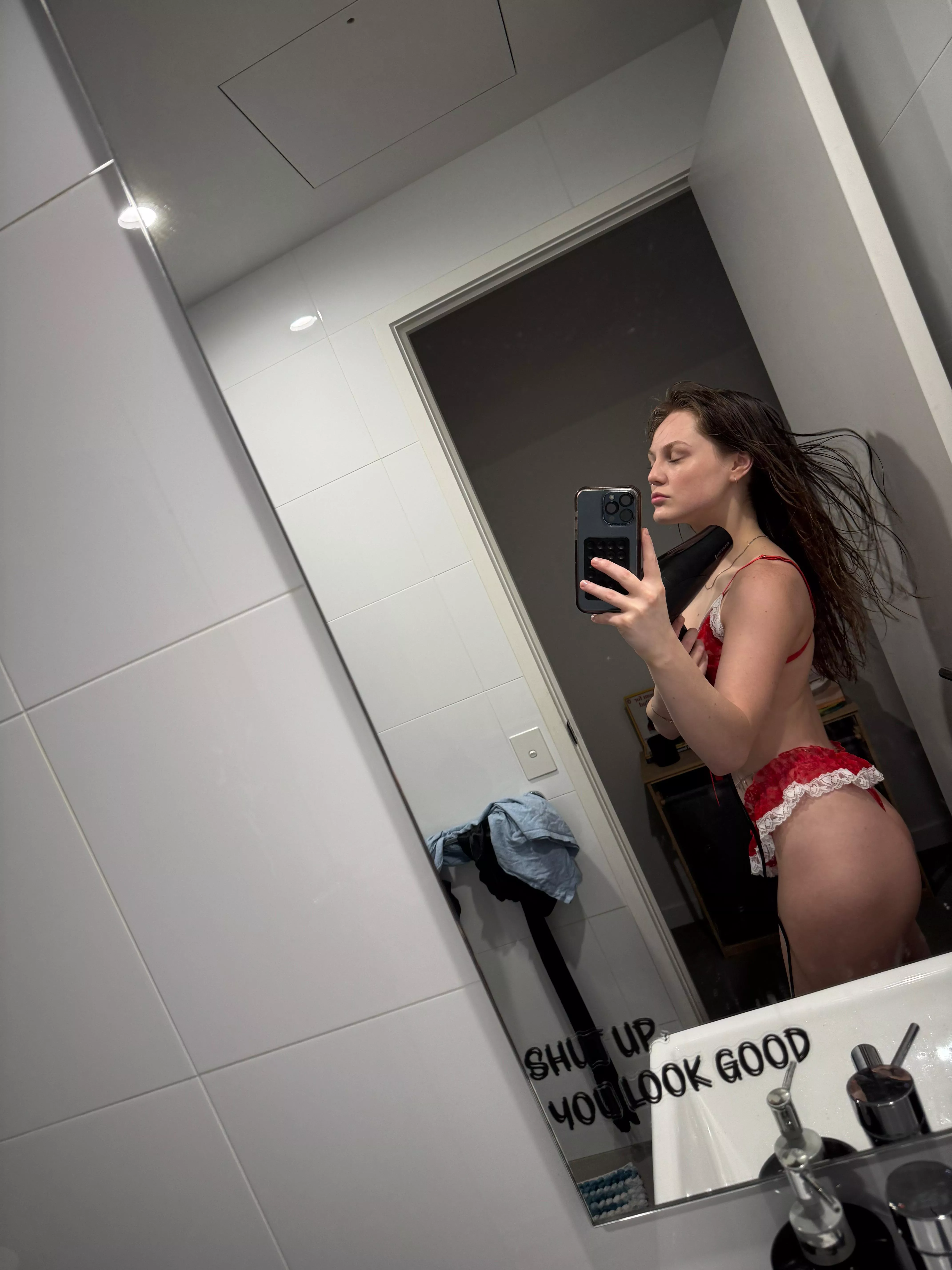 My hair is not the only thing getting blown tonight😈💋