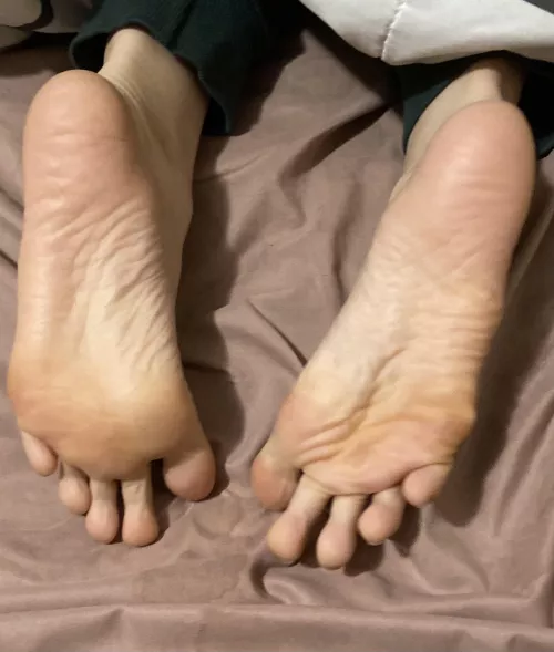 my viet f19 feet are cold this morning 😓👣💕