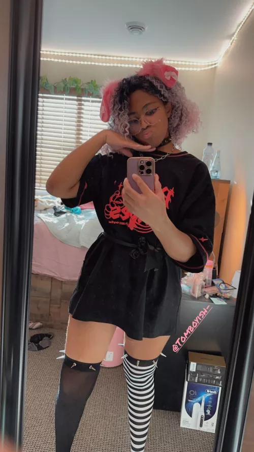 Pup wants to be spoiled with kibble and headpats owo