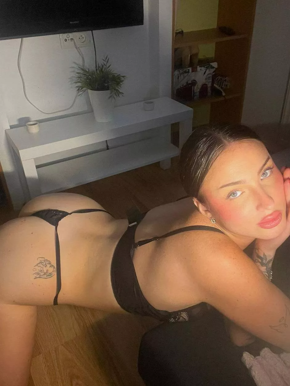 Que penses-tu de ma jolie cambrure ? 🥰