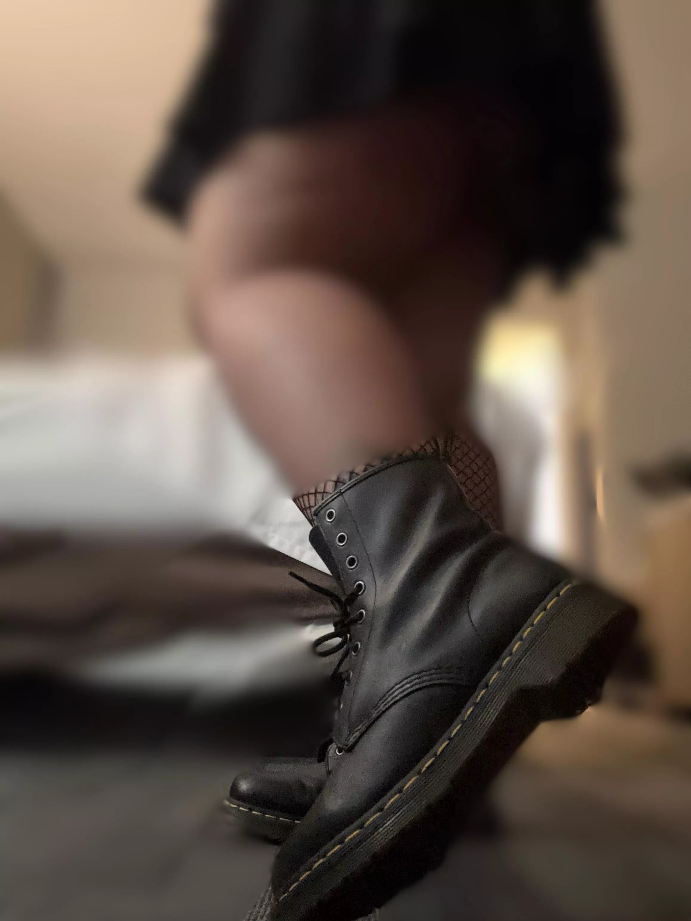 say yes if you’re stroking to my boots, virgin loser. 