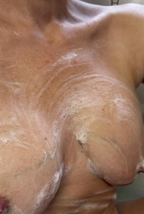 Soapy bath time with a SC Hotwife