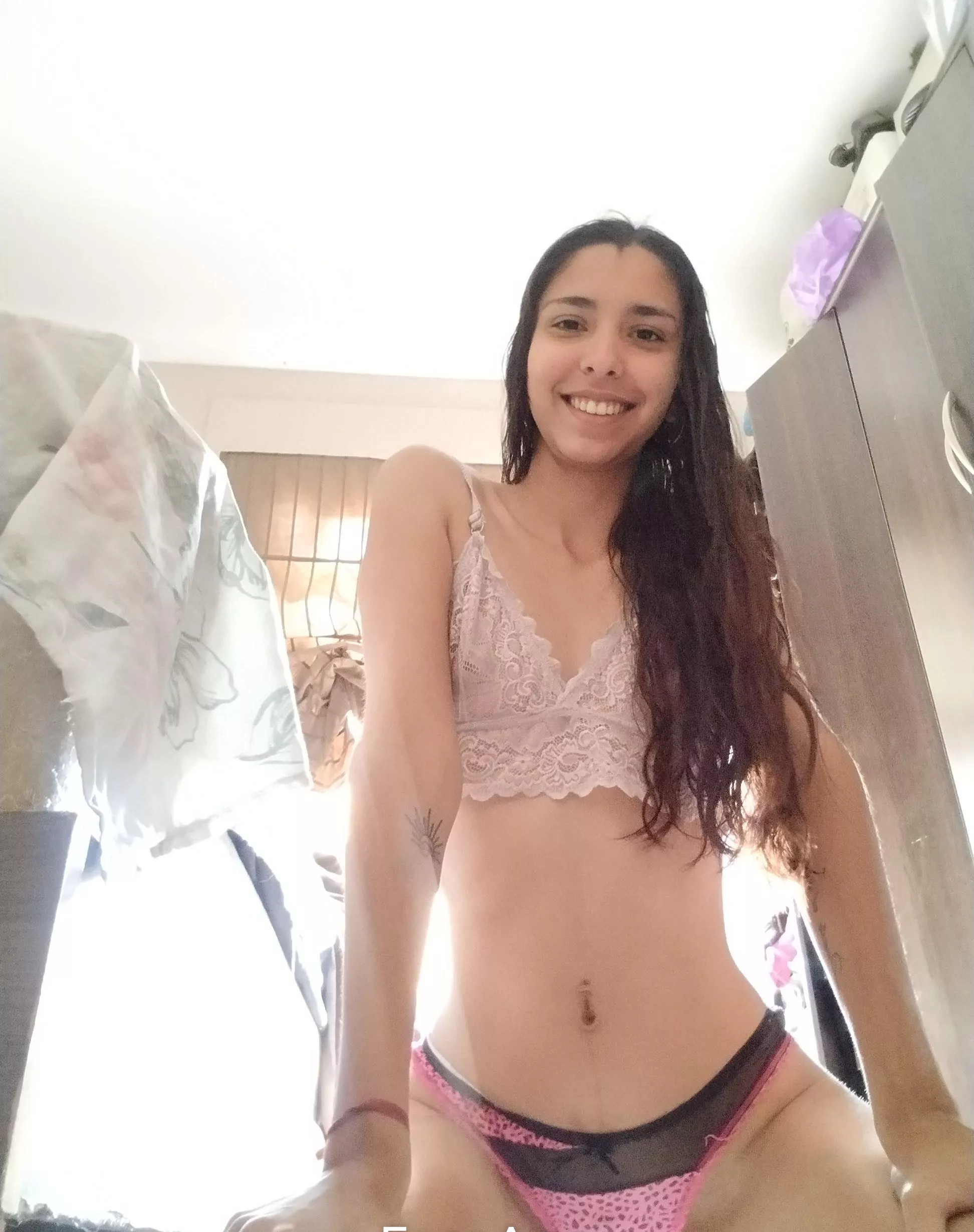 Sourire et culotte rose, en attendant la suite...🍒