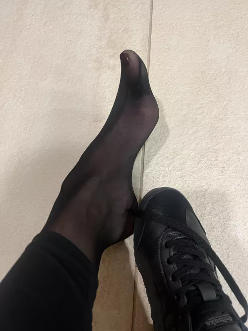 That is one long black nylon gym toe 👅