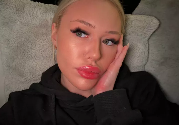 Trying my best to be the fuckdoll you deserve