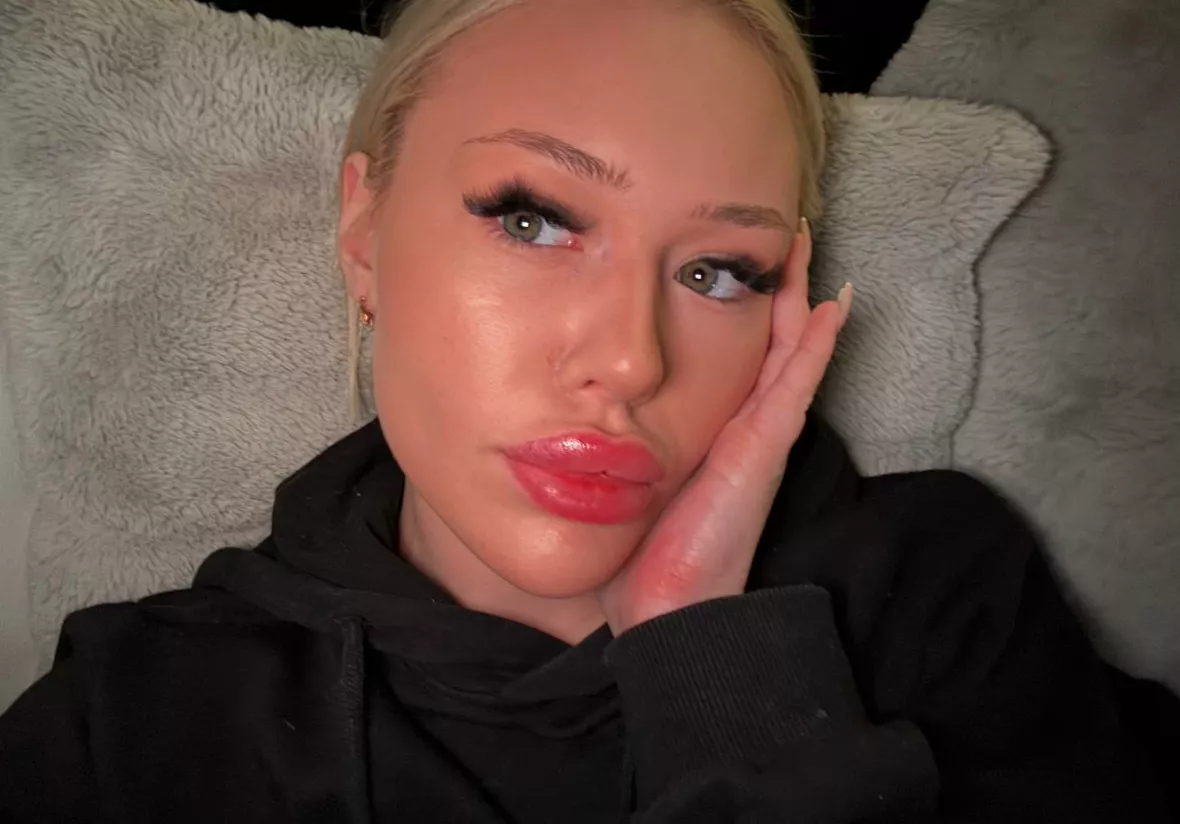 Trying my best to be the fuckdoll you deserve