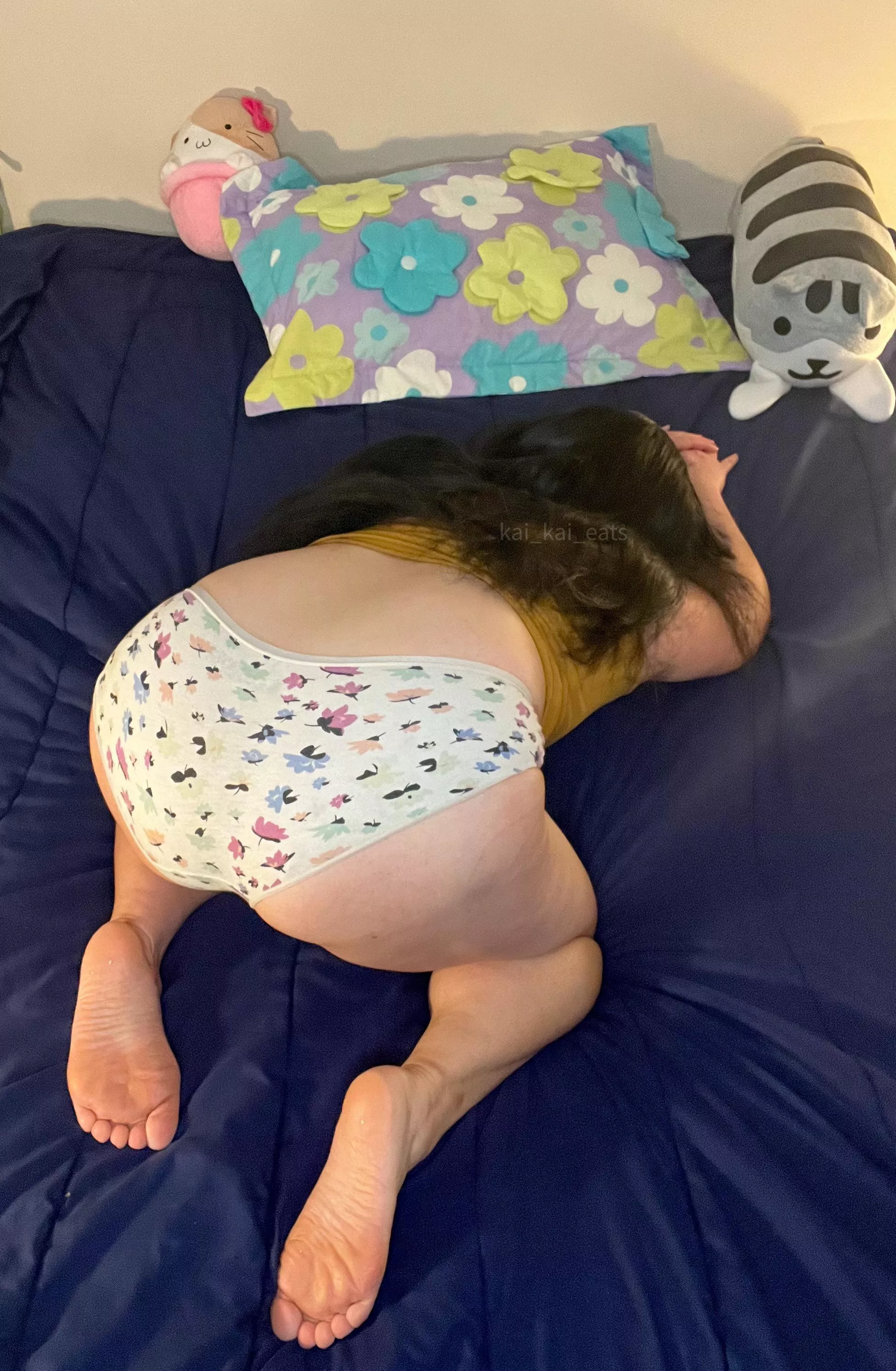 Was feeling a little sad that it’s getting colder and the leaves have fallen off the trees, so I put on these spring-themed granny panties to cheer myself up