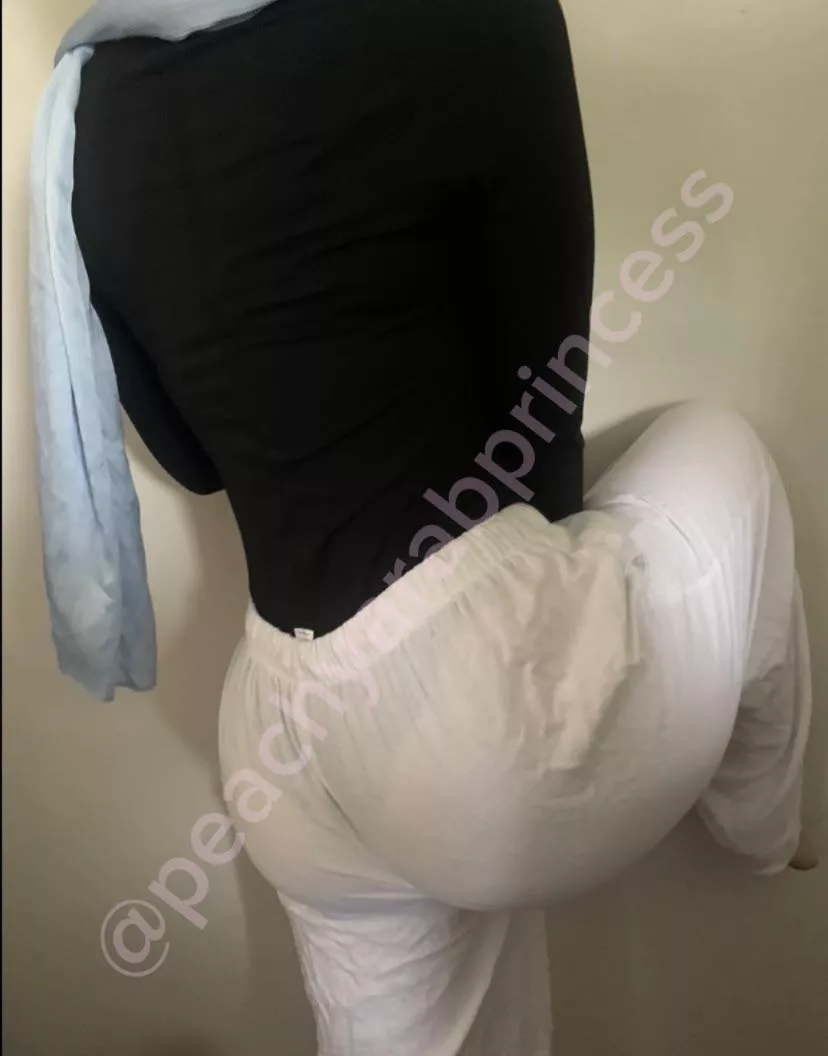 What colour do you think my panties are? 🍑😘