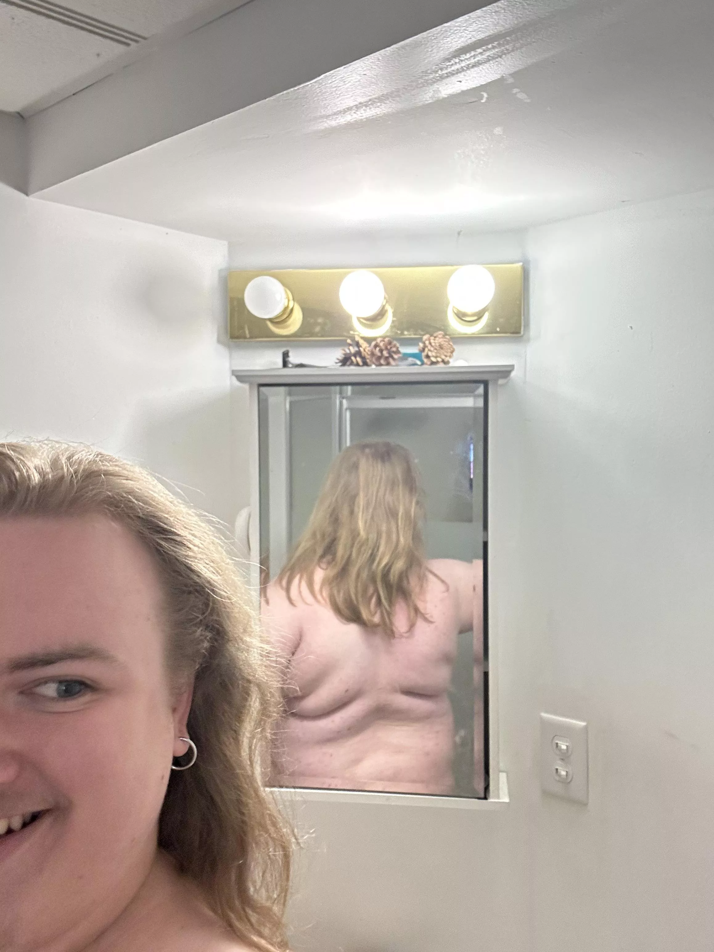 Who here loves my back fat :3 DMs open 18+