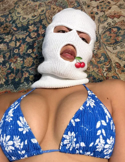 Who wants these big lips to tell you what to do?🍒White X Black