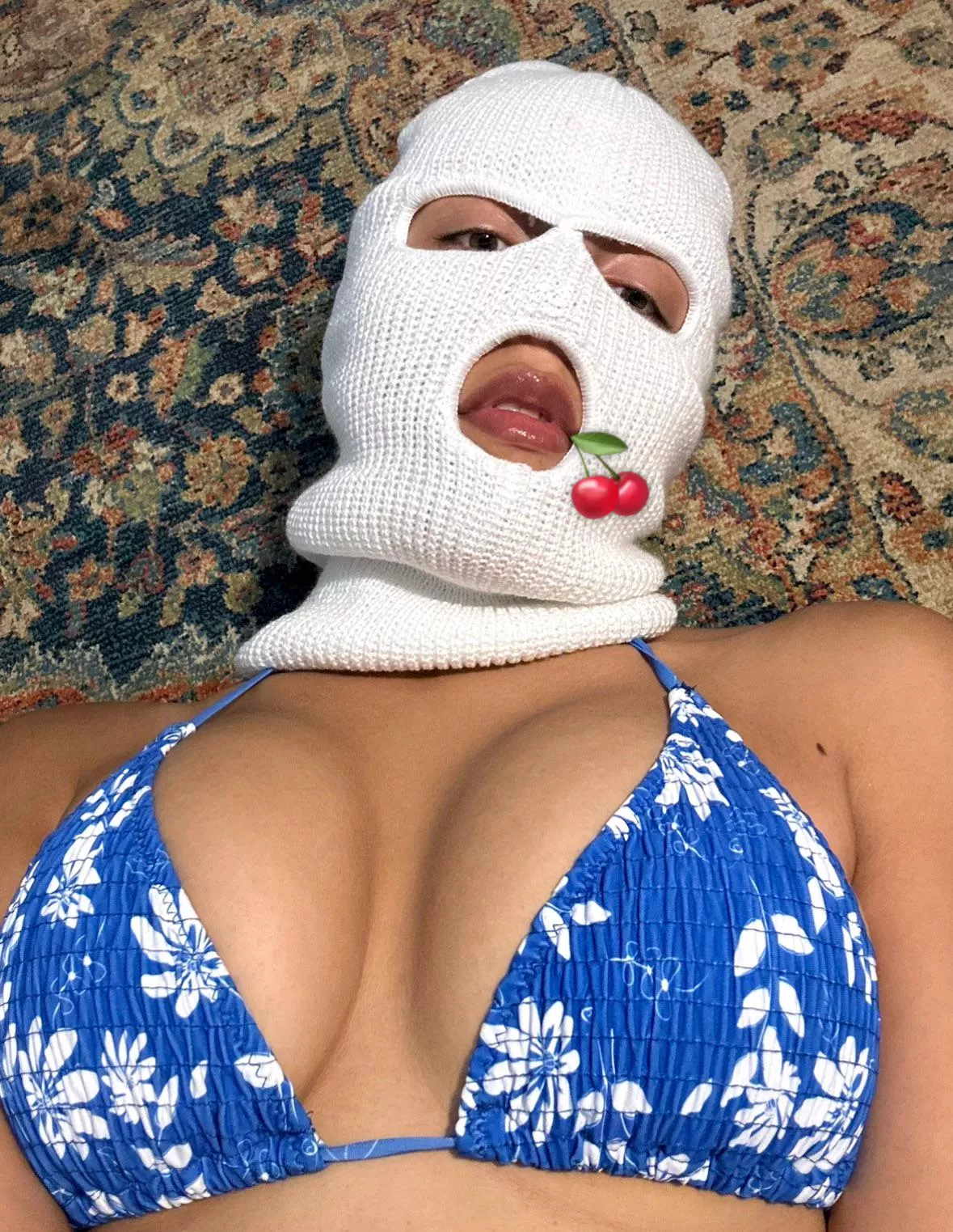 Who wants these big lips to tell you what to do?🍒White X Black