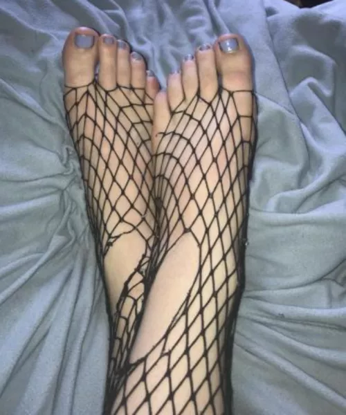 who wants to fuck me and suck my toes? 