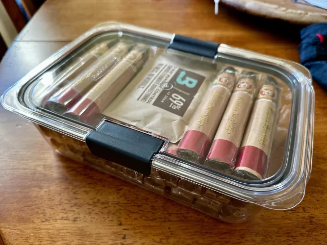 Will cigars keep humidified with this little space? 