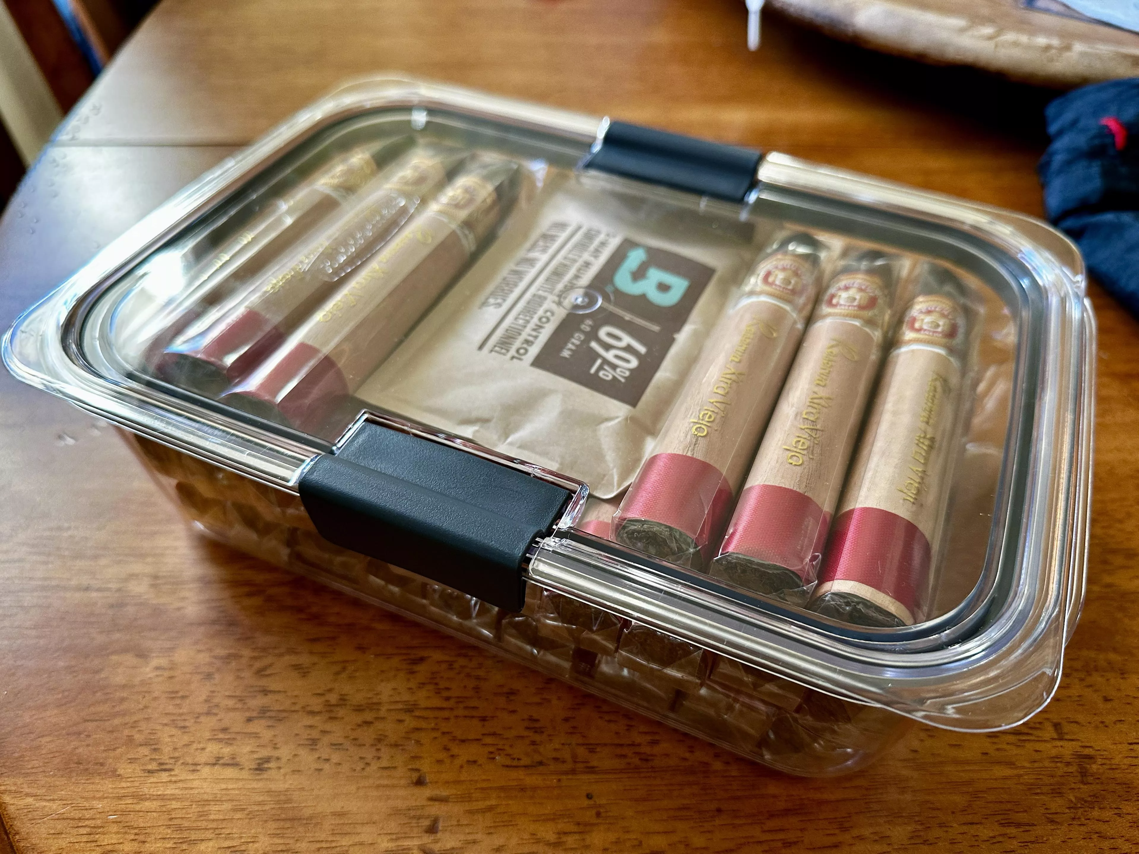 Will cigars keep humidified with this little space? 