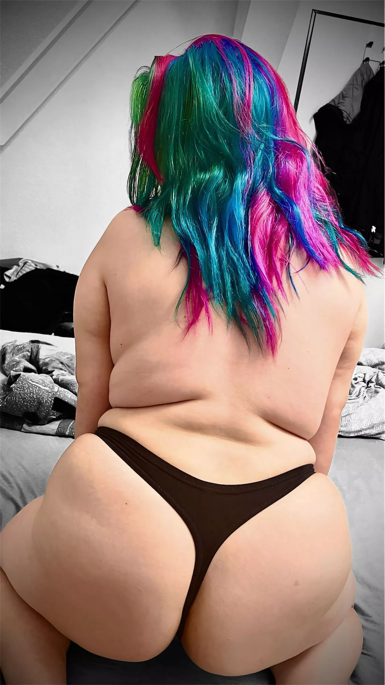 Worauf achtet ihr eher, meine Bunten Haare oder doch meinen 🍑