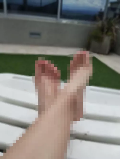 You don't deserve to see my bare feet, pathetic beta loser! But thank me for this!