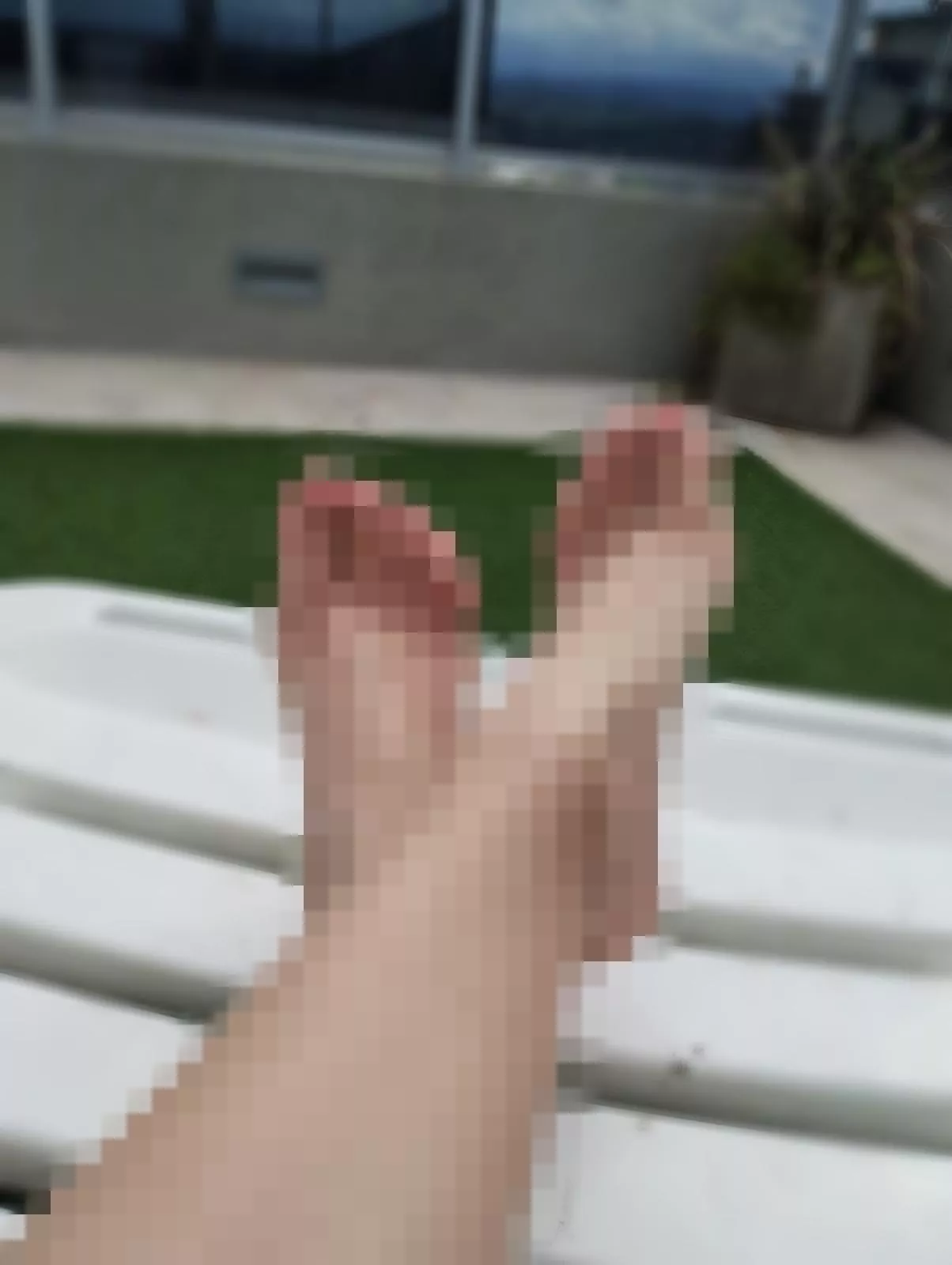 You don't deserve to see my bare feet, pathetic beta loser! But thank me for this!