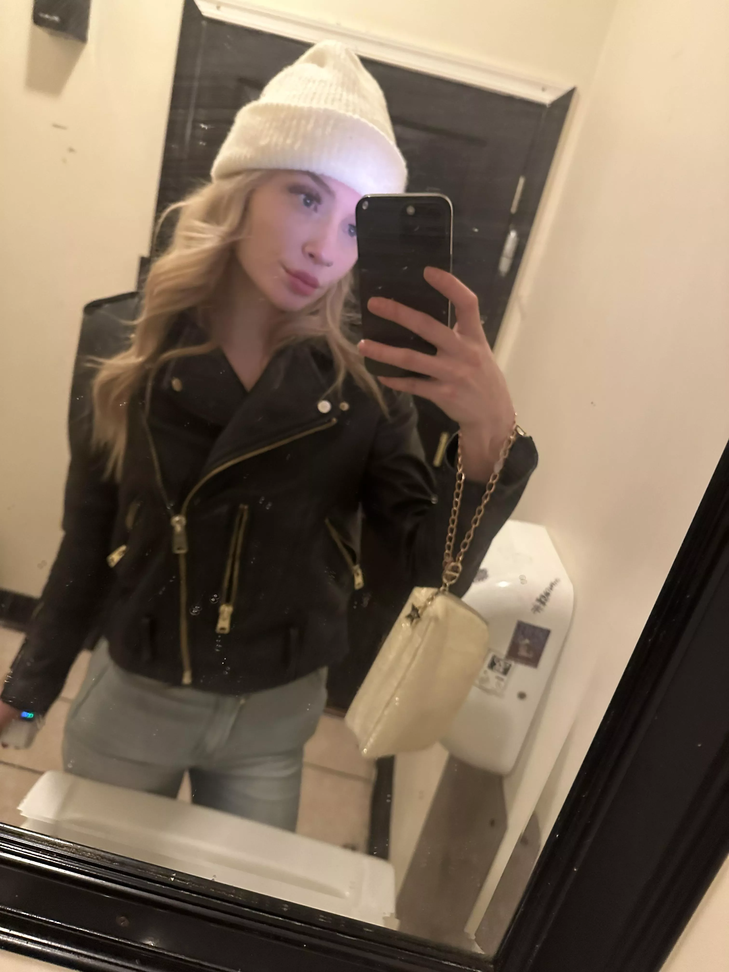 Your favorite 5’9 fairy 🧚 