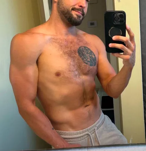 (28) Looking to compare with other men who are in decent shape. Open to bets or fun chat. Let’s see how we measure up, bro 😉