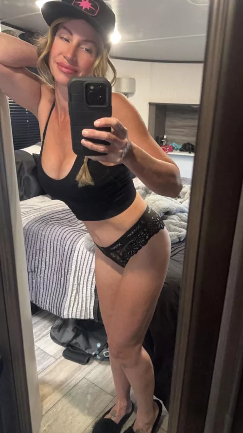 48f I love sucking cocks so let me use my tongue to work on your cock! feel free to visit my profile