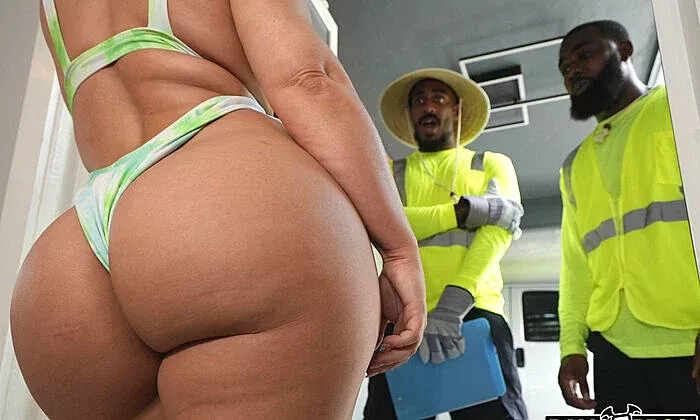 Andie Anderson – Phat Ass MILF Negotiates The Gardening Price Down To Zero