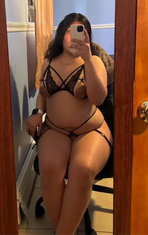Do you love skinny bitches or a thick Mexican  mami like me ? 💕