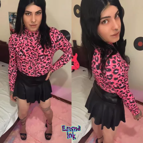 Heels and a skirt: the ultimate duo for unforgettable moments. Do you love it too? 🩷🖤