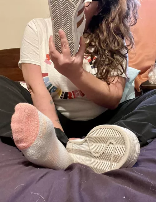 How jealous are you that I get to inhale my own intoxicating aroma. Lick my shoe while you wait your turn 🤭💕