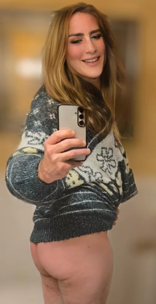 I declare it officially oversized holiday sweater season ☃️