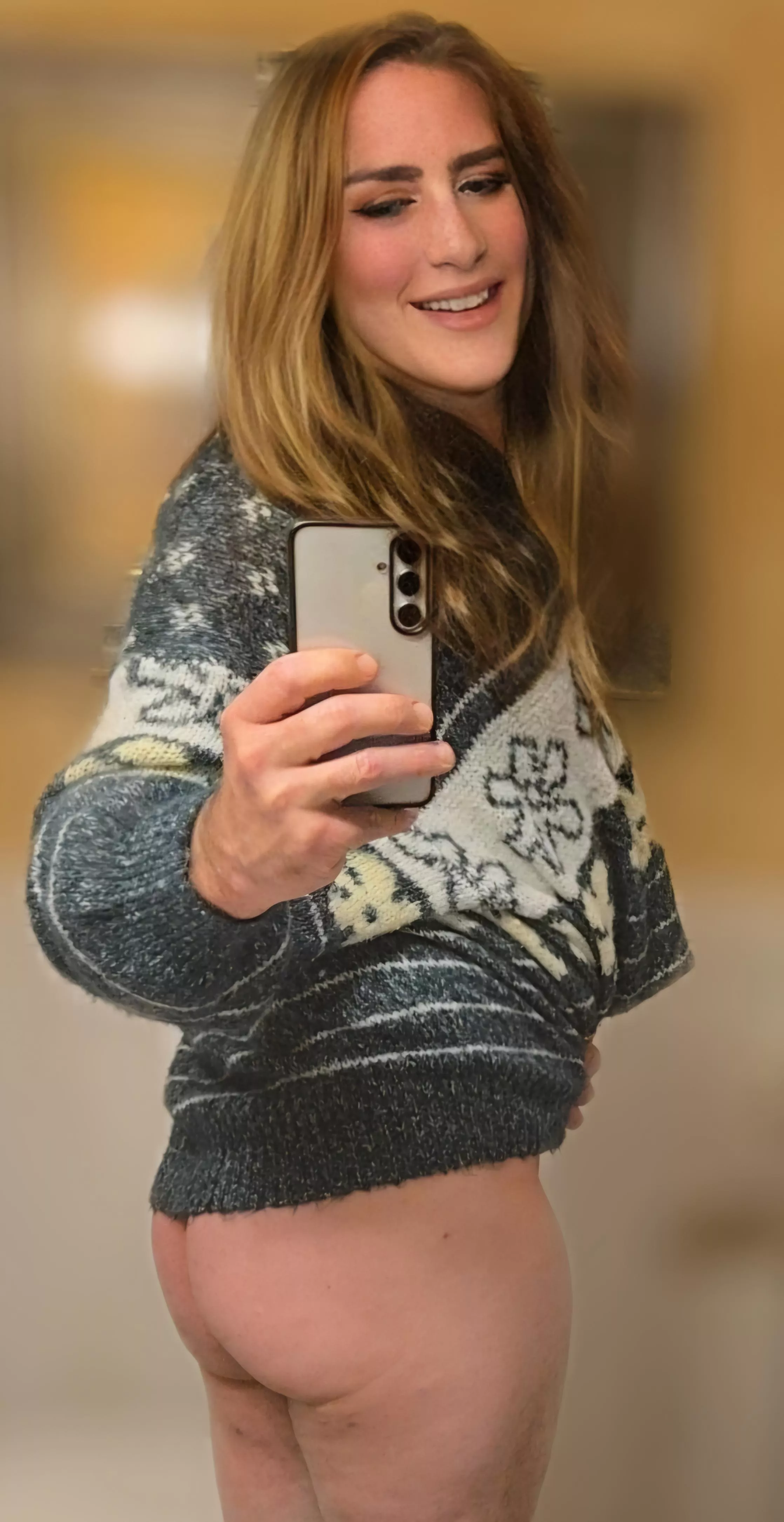 I declare it officially oversized holiday sweater season ☃️