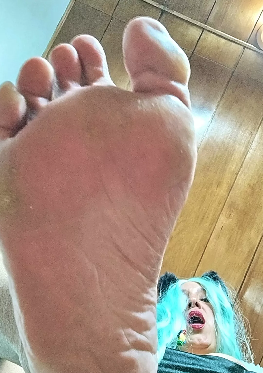 Look at my giant feet stepping on your face 😈👠